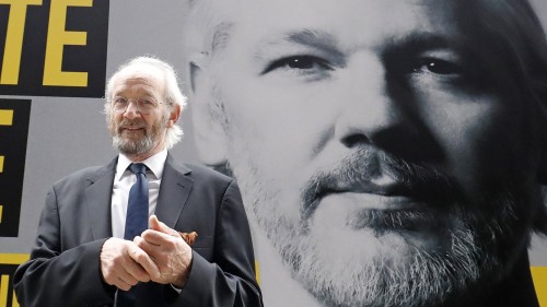 Il padre di Assange: Julian è sottoposto a torture fisiche e morali