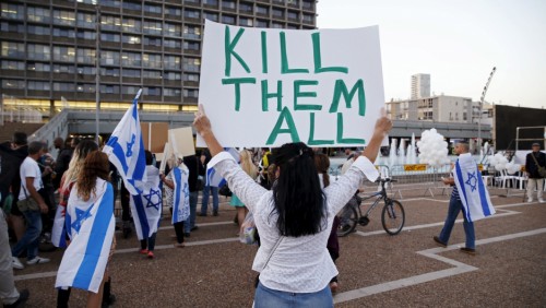 Estremisti israeliani al grido di “morte agli Arabi” tentano di cacciare i Palestinesi dai loro luoghi santi. Ma nessun media occidentale lo racconta